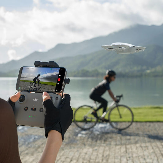 DJI Osmo Action 5 Pro Adventure Combo – 4K Actioncam, 1/1,3" Sensor, 12 Std. Akkulaufzeit (3 Akkus), Dual OLED-Touchscreens, ideal für Reisen & Vlogs